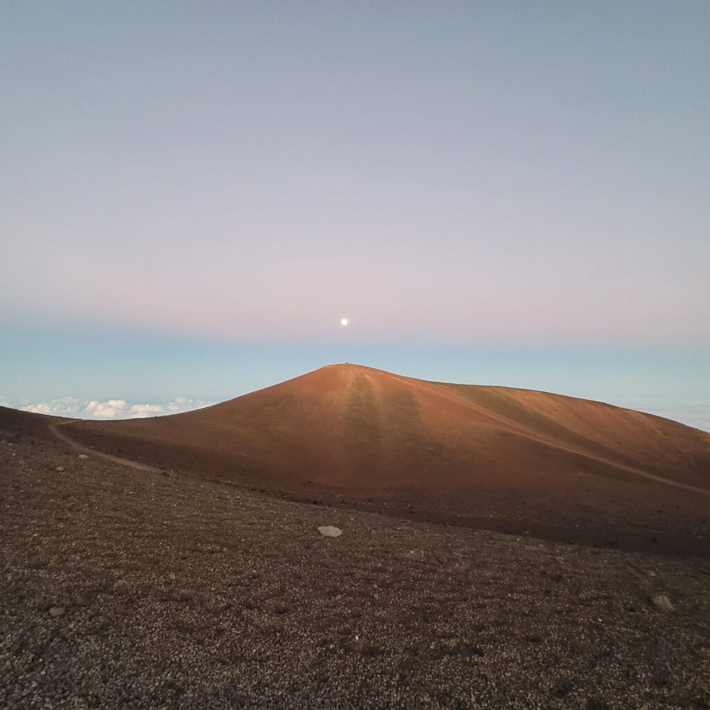マウナケア山頂と月